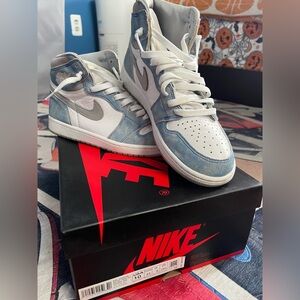 Jordan Retro 1 High OG Hyper Royal